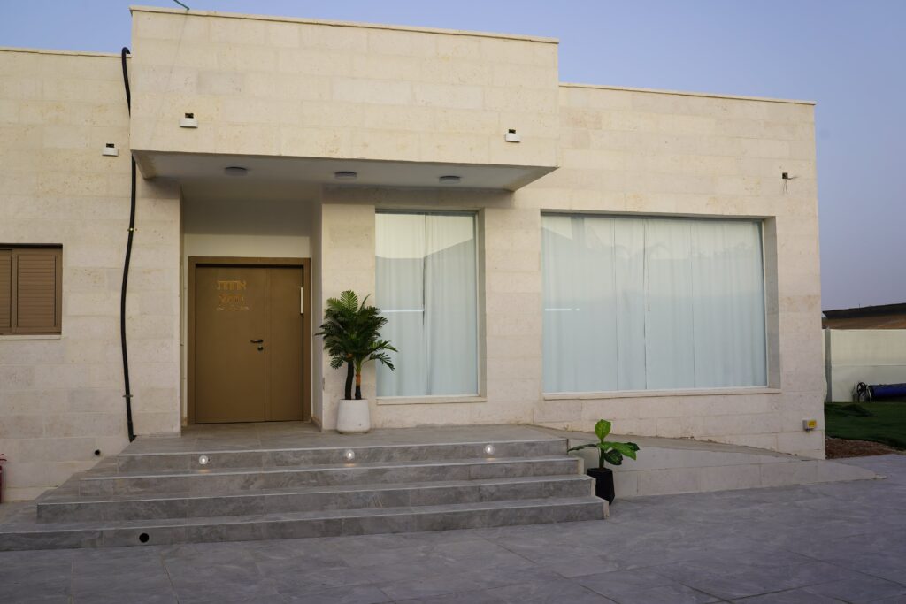 בית מודרני עם חלונות גדולים