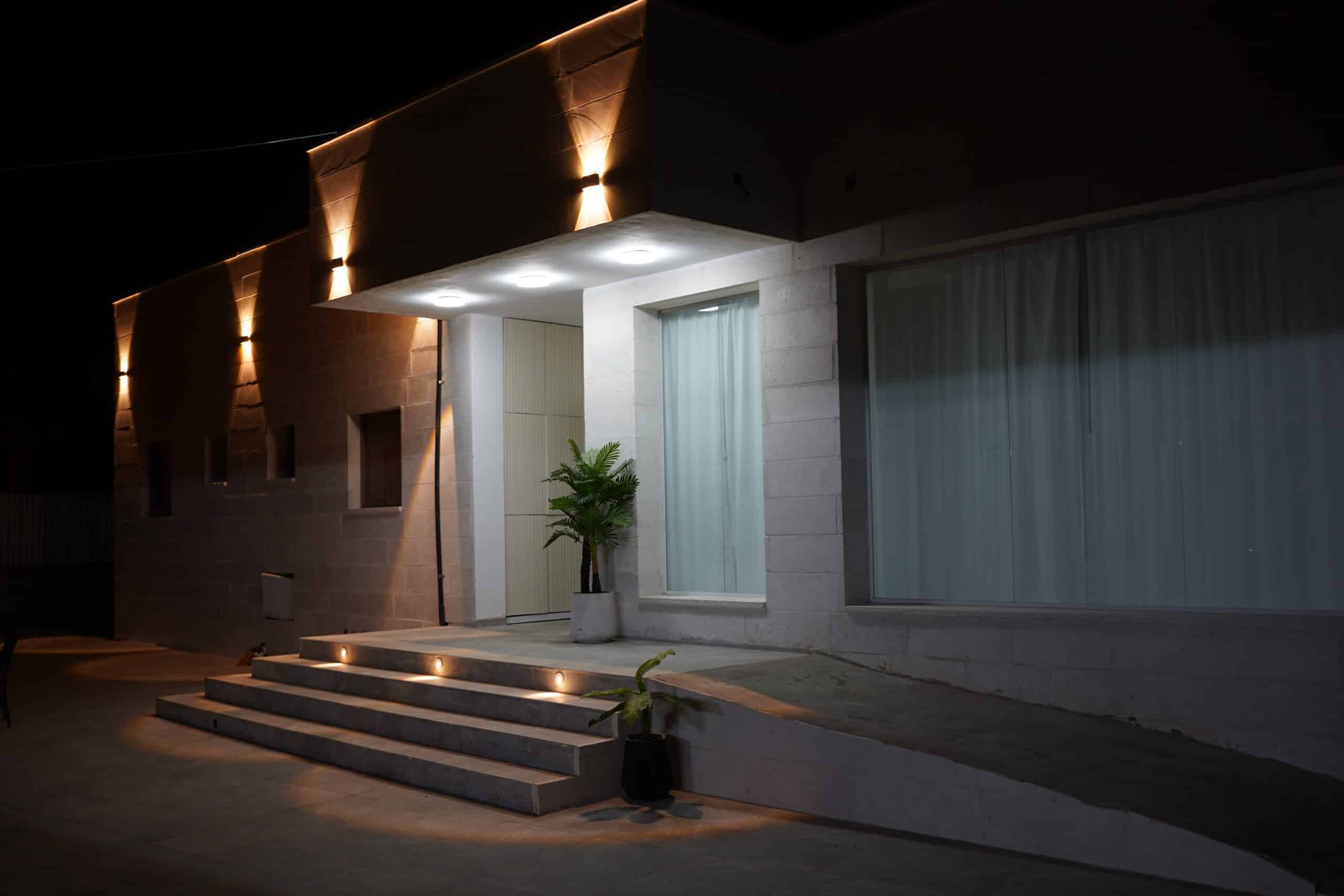 בניין מודרני מואר בלילה